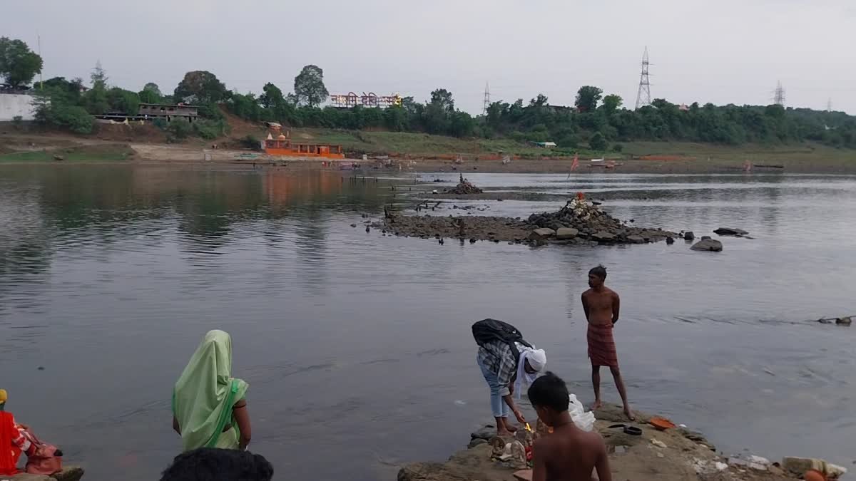 जबलपुर में नर्मदा का जलस्तर इतना कम कि दिखने लगे गंदे नाले; खतरे की जद में श्रद्धालु
