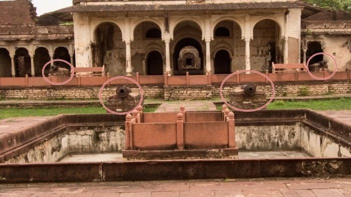 शिवपुरी के ऐतिहासिक नरवर किले से 500 साल पुरानी अष्टधातु की तोप लूट ले गए 40 हथियारबंद डकैत