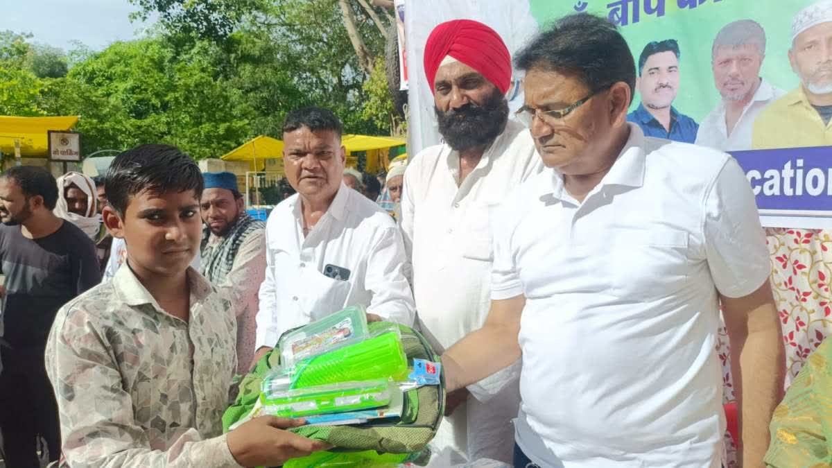 जरूरतमंद बच्चों के लिए फरिश्ता बनी 'असहाबे सूफ्फा सोसाइटी'; 300 से अधिक छात्रों को बांटी निशुल्क स्कूल सामग्री