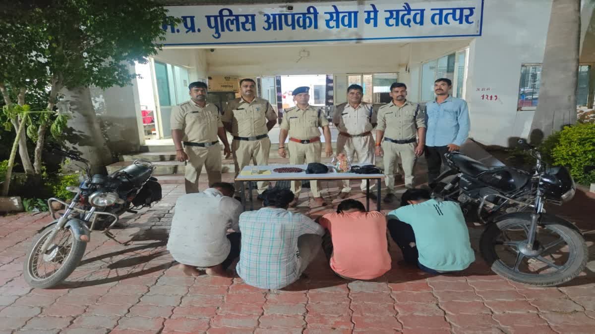 नोटों की बारिश और गड़े धन का झांसा देकर 12 लाख की ठगी; मंदसौर में 4 फर्जी तांत्रिक गिरफ्तार
