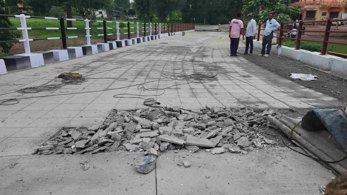 उद्घाटन से पहले ही धंसने लगी अजनाल नदी के पुल की एप्रोच रोड, साढ़े 4 करोड़ की लागत से हुआ है निर्माण