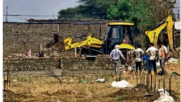 इंदौर में प्रशासन का बड़ा बुलडोजर एक्शन, 40 करोड़ रुपये की सरकारी जमीन को अवैध कब्जे से कराया मुक्त