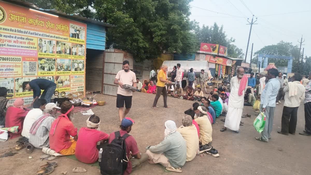 गुना के युवाओं की अनोखी पहल; पिछले 5 सालों से हर रविवार गरीबों को करा रहे हैं 'पंगत' में भरपेट भोजन