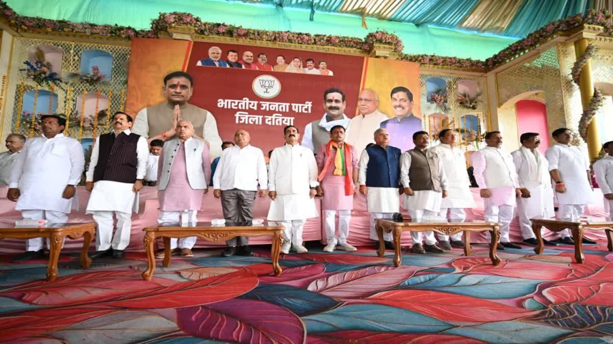दतिया उपचुनाव में फूट से पहले संभली कांग्रेस, जीतू पटवारी के साथ मंच पर दिखे नाराज अवधेश नायक