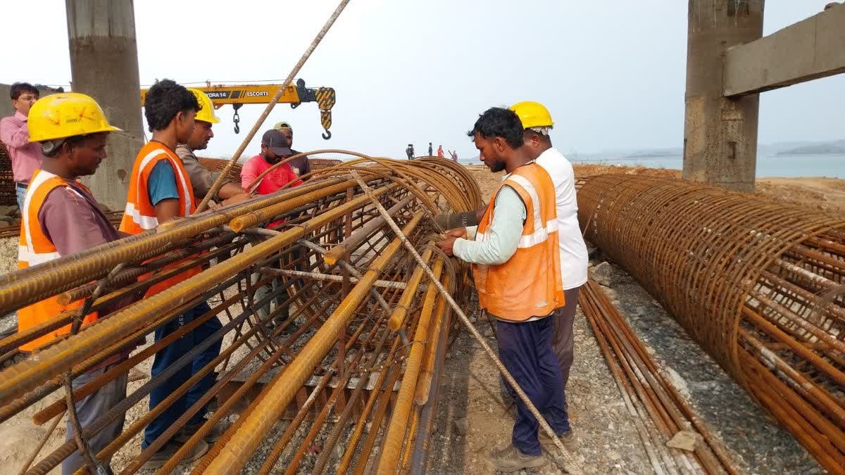 जान बचाने वाले मजदूरों को इनाम का इंतज़ार; प्रशासन का दावा, मजदूरों का इनकार- किसे मिले पैसे?