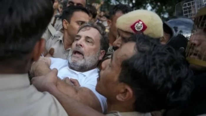 नीट पेपर लीक पर दिल्ली में बवाल; राहुल-प्रियंका का PM आवास घेरने का प्रयास, कई नेता हिरासत में