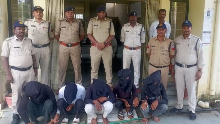 सिवनी के लखनादौन में अंधे हत्याकांड का पर्दाफाश; 6 गिरफ्तार, पुलिस ने बरामद किए मोबाइल और बाइक