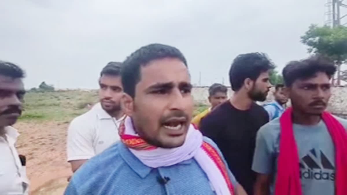 श्योपुर में अतिक्रमण हटाने पहुंची टीम, 60 फीट ऊंचे BSNL टॉवर पर चढ़ी महिला; 24 घंटे से हड़कंप