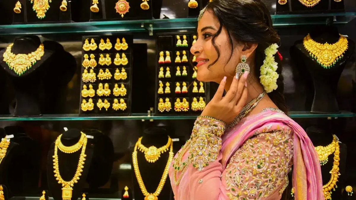 मिडिल ईस्ट संकट और अमेरिकी फेड दरों के बीच उलझा सोना; सर्राफा बाजार में बढ़ी हलचल