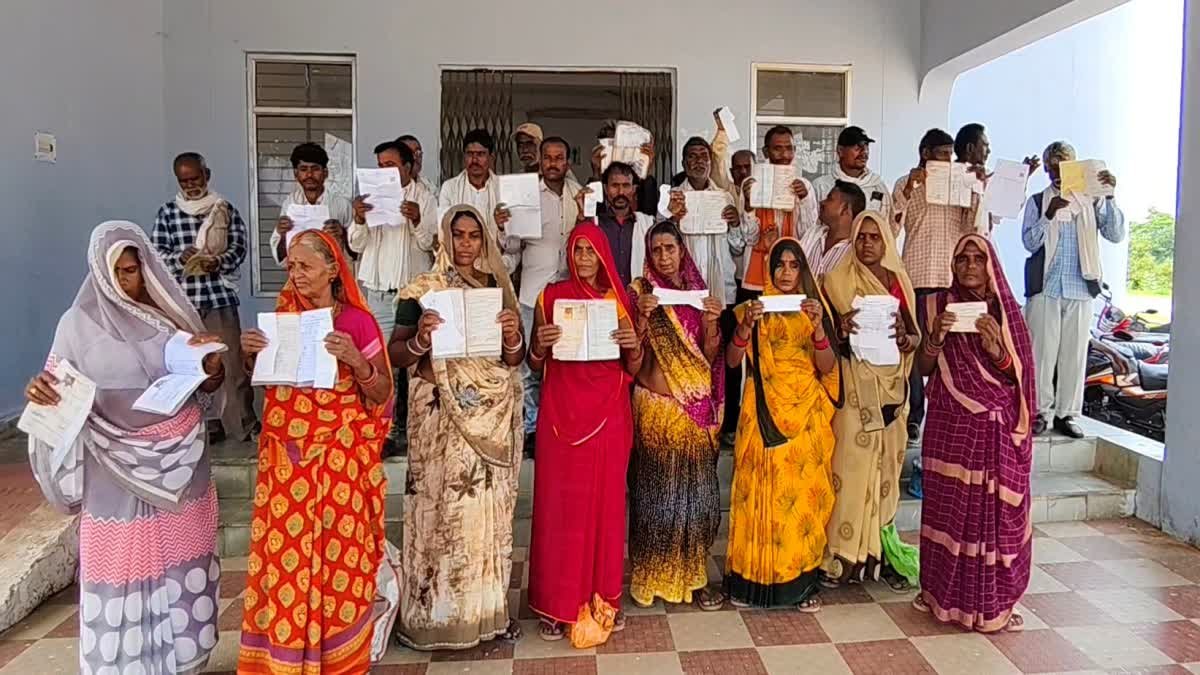 खाद्यान्न वितरण में बड़ी गड़बड़ी, सेल्समैन बच्चों से अंगूठा लगवाकर नहीं दे रहा राशन; कलेक्टर ने दिए जांच के आदेश