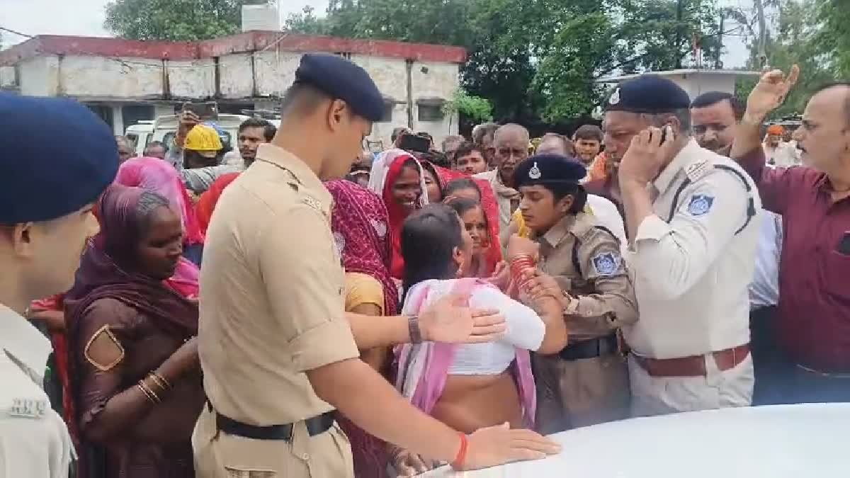 बीच में जनसुनवाई छोड़कर जाने लगे कलेक्टर डॉ. सतीश कुमार, लोगों ने लगाए मुर्दाबाद के नारे