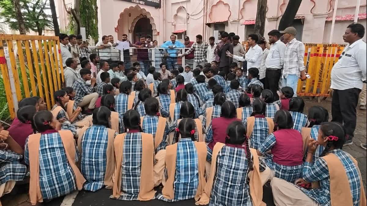'क्या तुम्हारे दिमाग में गोबर भरा है?' - सांदीपनी स्कूल के बच्चों ने शिक्षकों पर लगाए गंभीर आरोप, सौंपा ज्ञापन