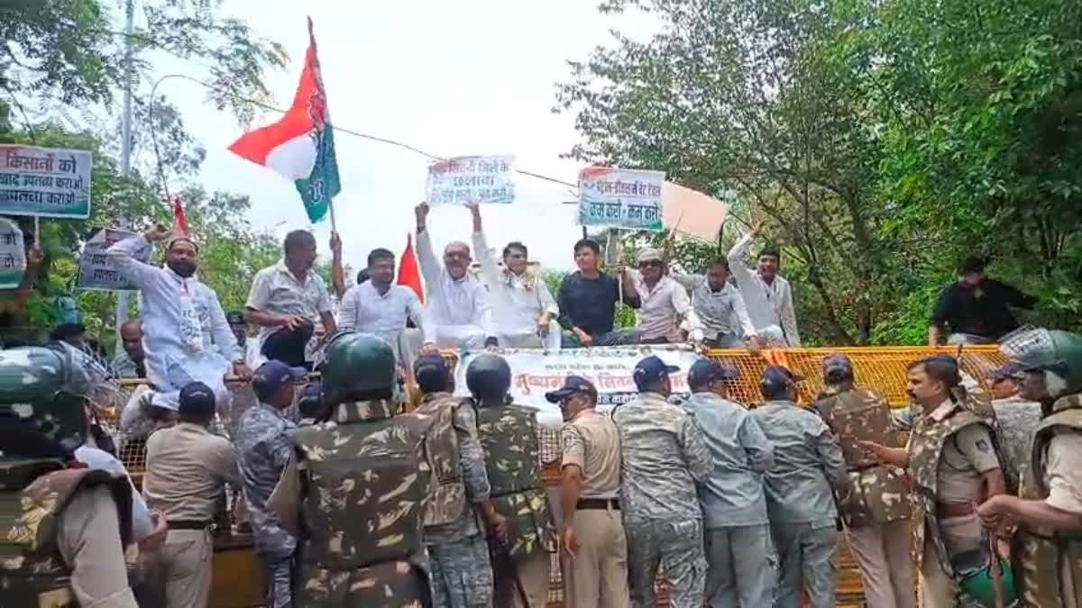 सिवनी में कांग्रेस विधायक और पुलिस के बीच तीखी झड़प; सीएम से मिलने की जिद्द पर हिरासत में लिए गए रजनीश सिंह
