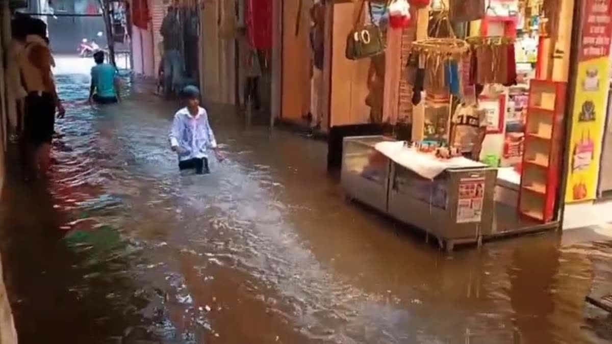 झमाझम बारिश से गर्मी से राहत, लेकिन जलभराव ने बढ़ाई मुसीबत; चूड़ी मार्केट और निचले इलाके डूबे