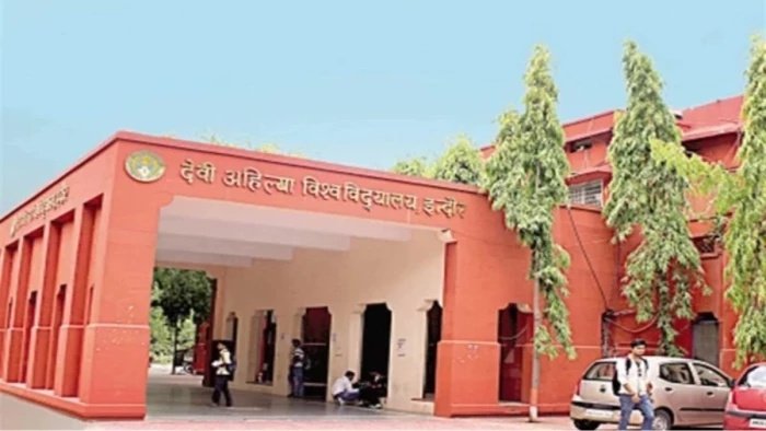 इंदौर डीएवीवी में असिस्टेंट प्रोफेसर पर गंभीर आरोप; खजराना में सुसाइड वीडियो मामले में पत्नी पर FIR