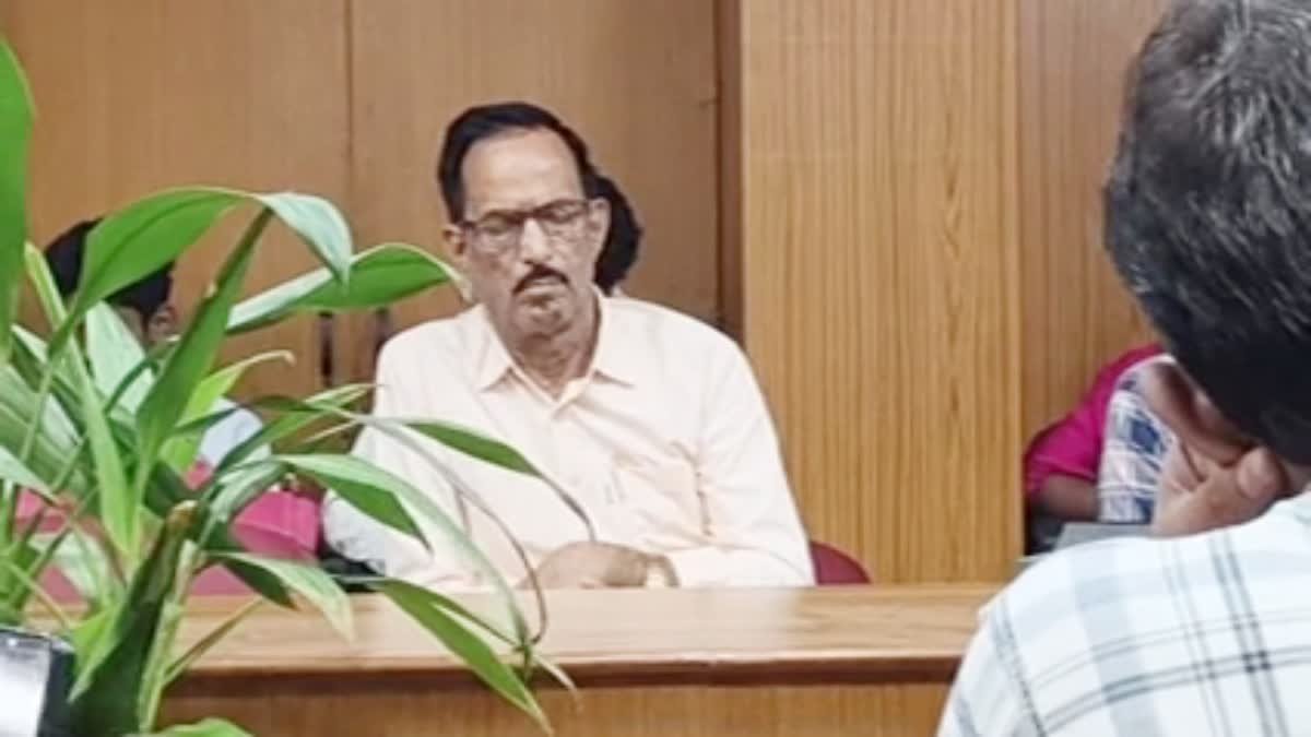 कलेक्ट्रेट जनसुनवाई में सोते रहे कॉलेज के प्राचार्य; वीडियो वायरल होने के बाद भड़की NSUI, गेट पर चिपकाए पोस्टर