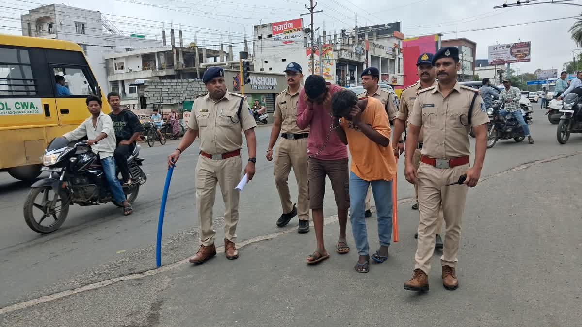 'पुलिस हमारी बाप है, चोरी करना पाप है'; छिंदवाड़ा में बाइक चोरों का जुलूस, लगवाई उठक-बैठक