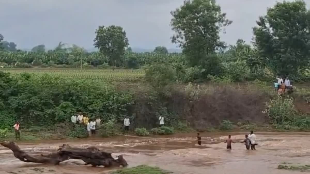 नेपानगर में उफनती नदी में फंसे 3 युवक; ग्रामीणों ने रस्सी के सहारे जान पर खेलकर बचाया