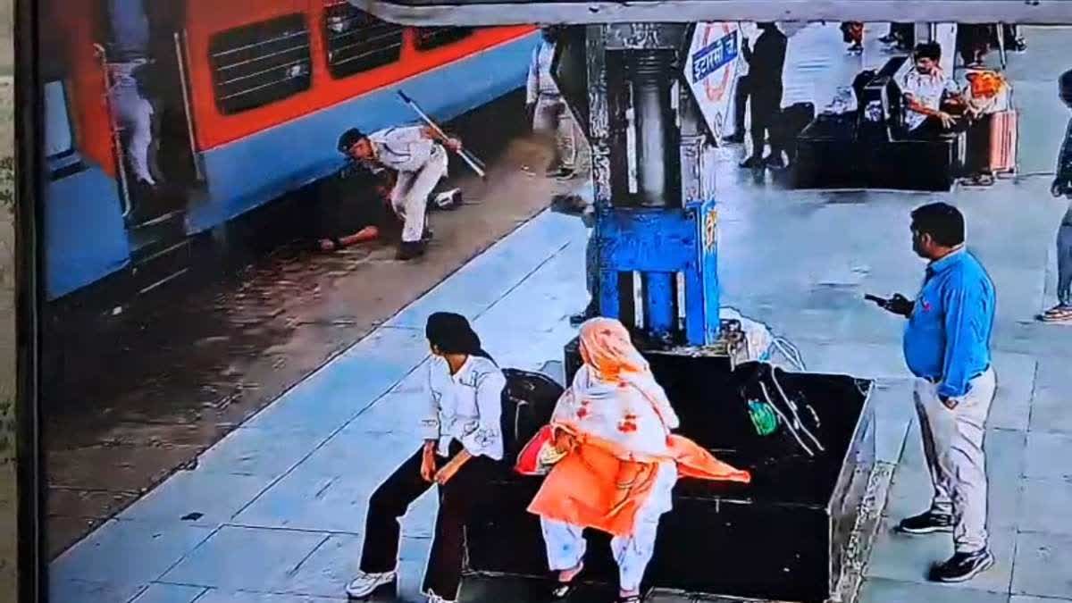 इटारसी में प्रधान आरक्षक राकेश सिंह तोमर ने दिखाई बहादुरी; मौत के मुंह से खींचा बाहर, देखें पूरा घटनाक्रम