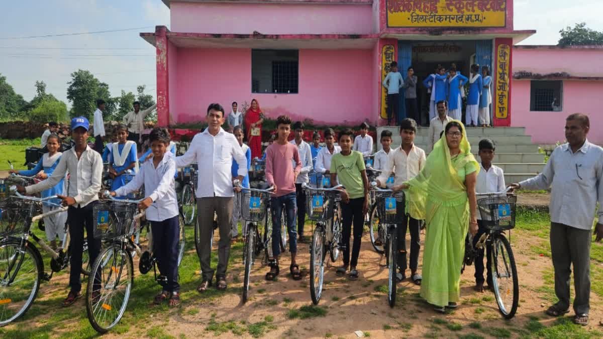 टीकमगढ़ की वैरवार पंचायत में सरपंच की अनूठी मुहिम; गरीब बच्चों को मिलेगा बैग और कॉपी-पेंसिल