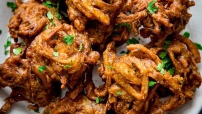बारिश के मौसम में कुरकुरी प्याज की भजिया का स्वाद; जानें घर पर कैसे बनाएं हलवाई जैसी टेस्टी भजिया