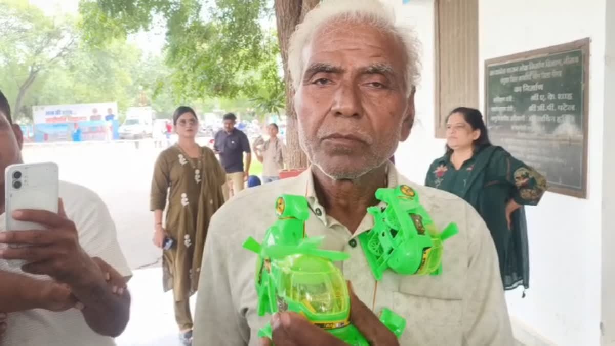 'खेत का रास्ता खुलवाओ या उड़ने को हेलीकॉप्टर दो'; नीमच जनसुनवाई में किसान ने तंज कसते हुए की बड़ी मांग