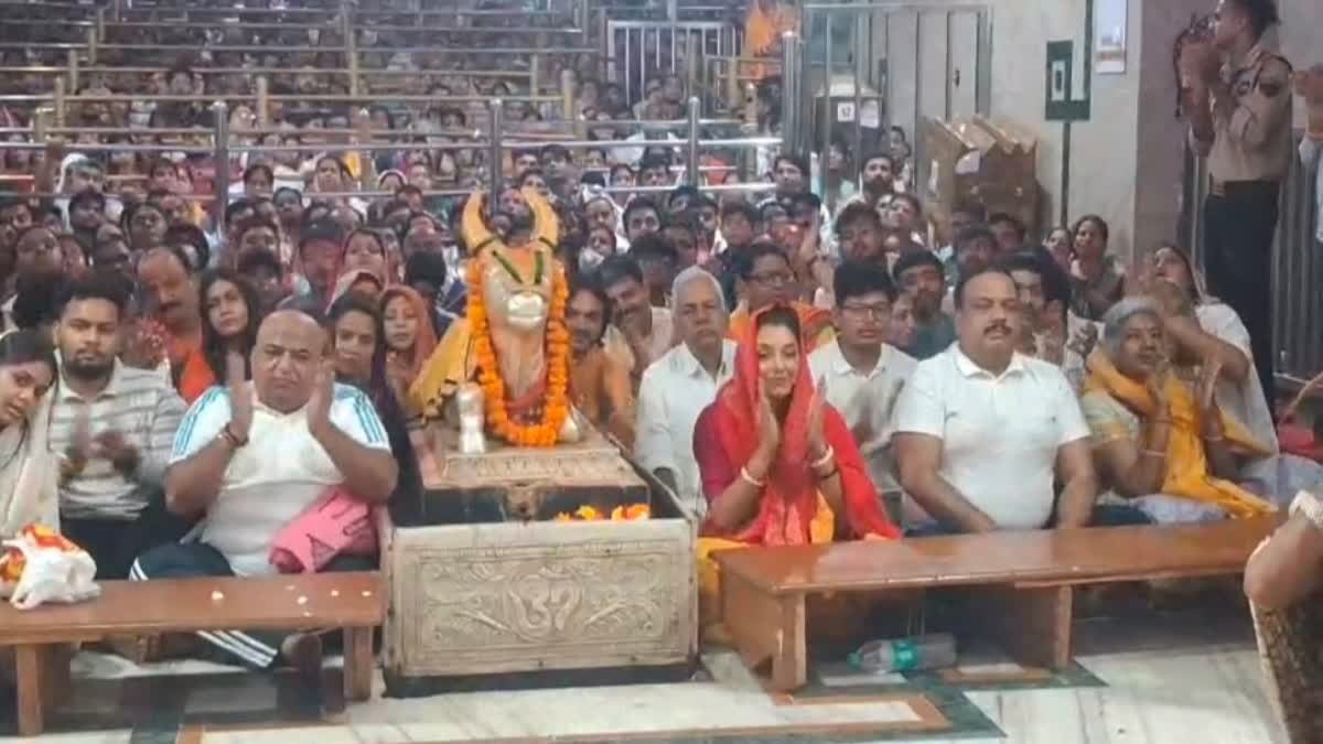 'अनुपमा' फेम रूपाली गांगुली ने किए बाबा महाकाल के दर्शन; नंदी हॉल में बैठकर देखी भस्म आरती