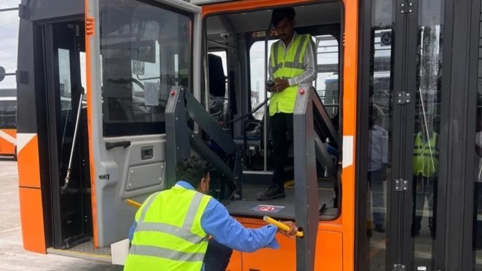 दिव्यांगों के लिए स्पेशल डोर और 7 कैमरे; हाइटेक सुविधाओं से लैस इंदौर की ई-बसों का क्यों अटका रूट?
