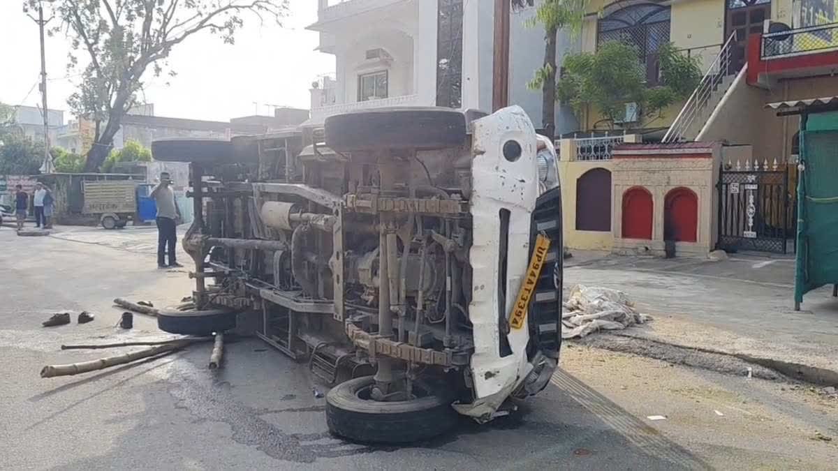 बारात में मातम! अनियंत्रित होकर पलटी पिकअप गाड़ी; 2 की मौत, दूल्हे के पिता सहित कई घायल