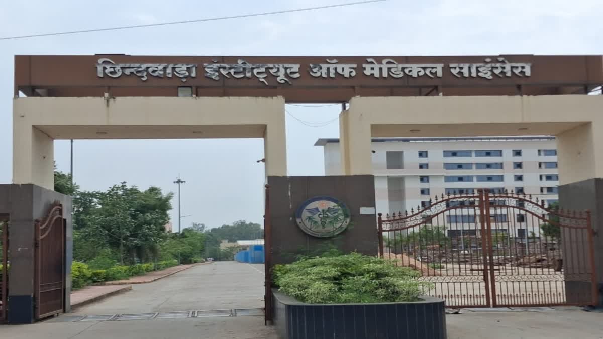 7 मंजिला बिल्डिंग तैयार, पर नहीं मिल रहे उपकरण; छात्रों की पढ़ाई और मरीजों के इलाज पर संकट