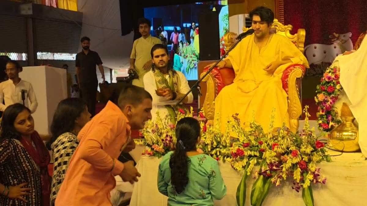 बागेश्वर धाम में पंडित धीरेंद्र शास्त्री देंगे दीक्षा, सुरक्षा में तैनात 4 जिलों की पुलिस