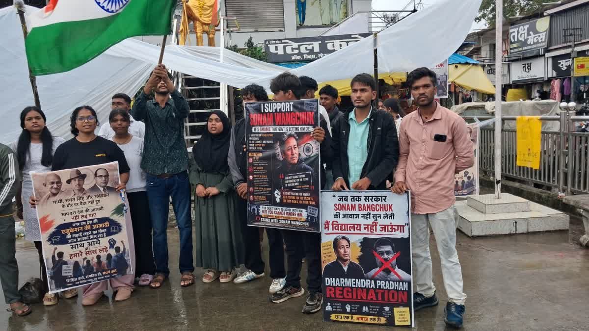 छिंदवाड़ा में बारिश के बीच पॉलिथीन लगाकर धरने पर बैठे छात्र; धर्मेंद्र प्रधान के इस्तीफे की मांग