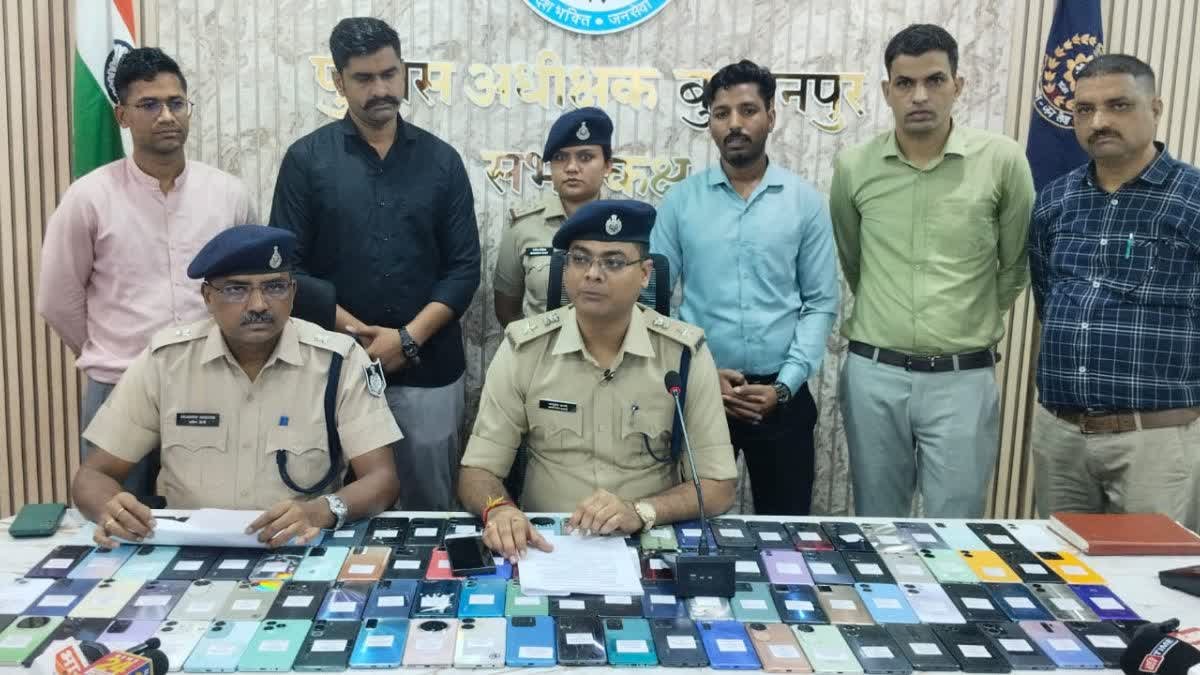 खोए हुए आईफोन समेत 100 फोन हुए बरामद; साइबर सेल की बड़ी कार्रवाई, मालिकों को लौटाए मोबाइल