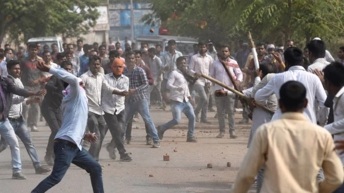 जमीन विवाद को लेकर दो पक्षों में खूनी संघर्ष, थाने के भीतर भिड़े बदमाश और पूर्व सैनिकों ने किया हंगामा