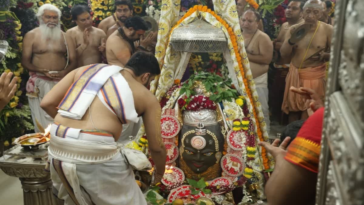 उज्जैन में सावन महीने की शुरुआत, महाकाल मंदिर के पट तड़के 3 बजे खुले; उमड़ा भक्तों का जनसैलाब