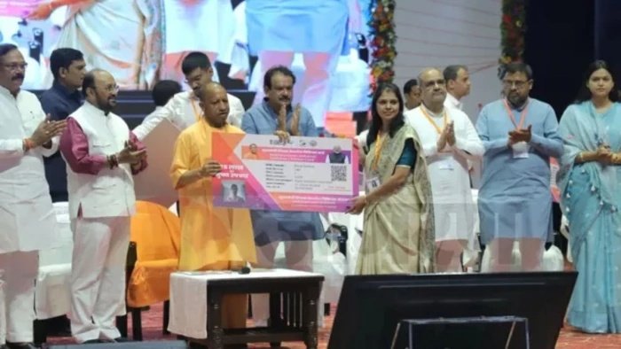Yogi Adityanath Agra Visit: शिक्षकों के लिए कैशलेस इलाज की शुरुआत, सीएम योगी ने बांटे हेल्थ कार्ड