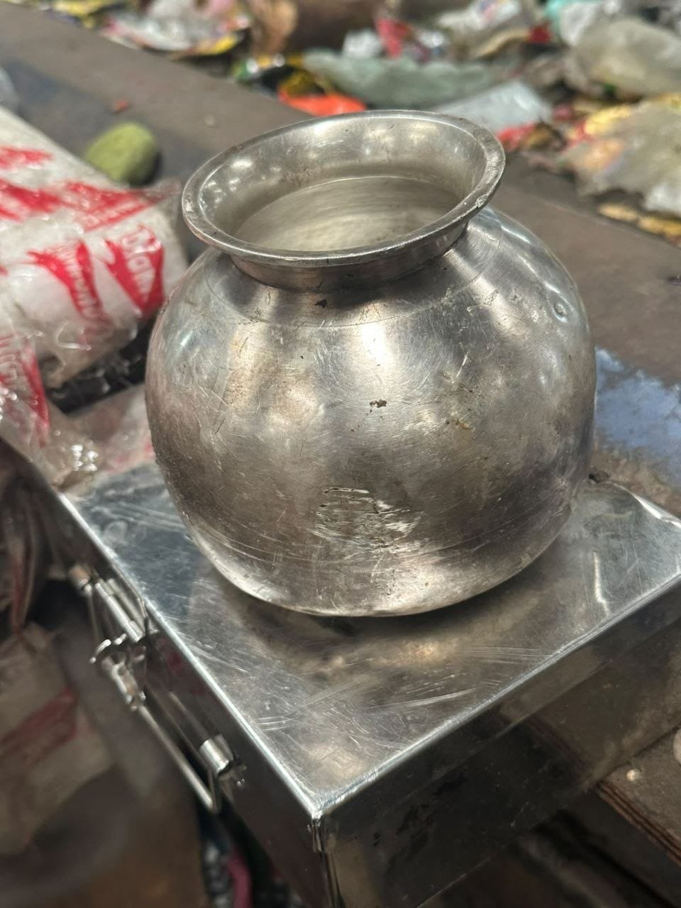 इंदौर में 24 घंटे चलाया नगर निगम ने ऑपरेशन लोटा... 2 किलो चांदी के लोटे को ढूंढने में 20 कर्मचारी 3 वरिष्ठ अधिकारी होते रहे परेशान ऑपरेशन लोटा हुआ सफल