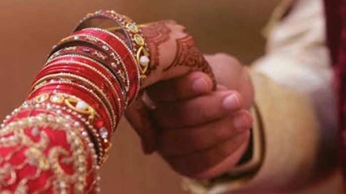 जबलपुर में निकाह से पहले दूल्हे के घर पर हमला और पथराव; शादी तोड़ने की धमकी, SP दफ्तर पहुंचा जोड़ा
