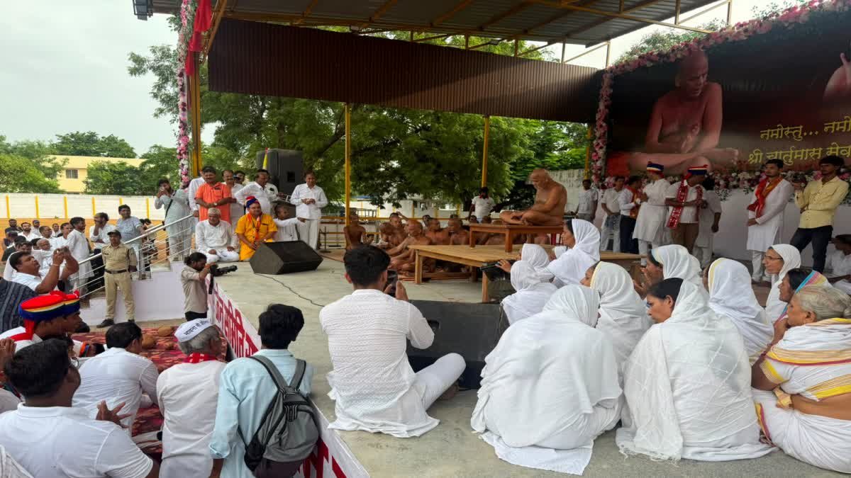 नर्मदापुरम में आचार्य श्री समेत 5 मुनिराजों ने किया कठिन 'केशलोंच' व्रत, गुरुभक्ति में उमड़े हजारों श्रद्धालु