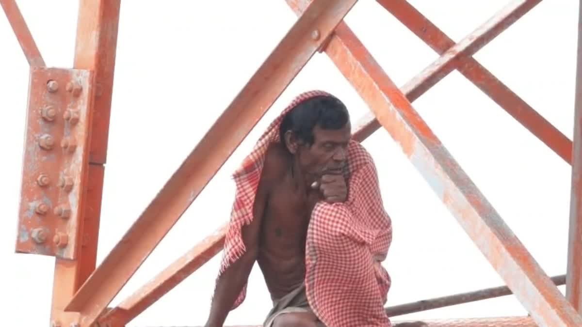 150 फीट ऊंचे टावर पर 2 दिन से बैठा अज्ञात शख्स; रेस्क्यू टीम पर रॉड से किया हमला, पुलिस बेबस