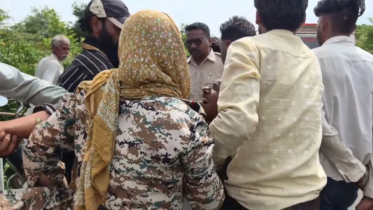 अशोकनगर में लकड़ी माफियाओं का आतंक, बैलगाड़ी जब्त करने पर डिप्टी रेंजर का पैर फ्रैक्चर