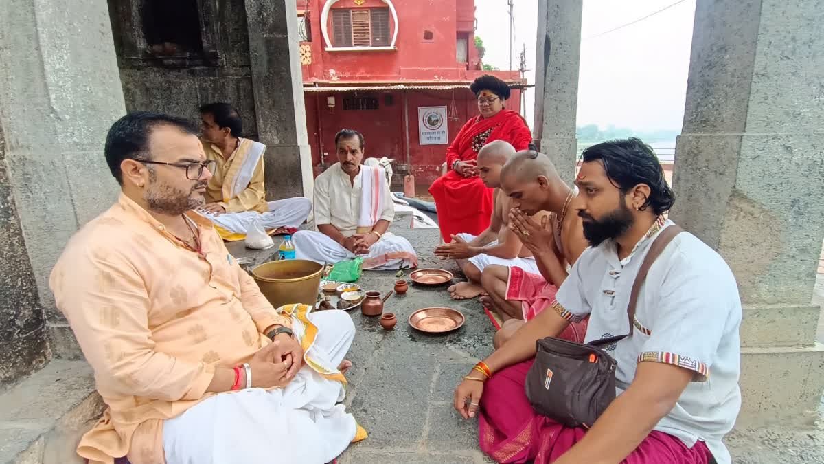 एयर इंडिया के इंजीनियर और मुंबई के कारोबारी ने छोड़ी सुख-सुविधा, उज्जैन के मौनी तीर्थ आश्रम में लिया संन्यास