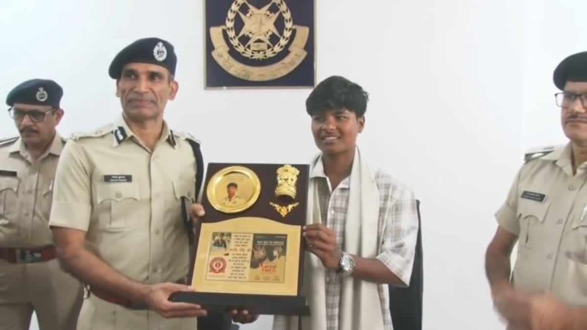 'नशा करियर बर्बाद कर देता है...' भोपाल पुलिस कमिश्नरेट पहुंचीं तेज गेंदबाज क्रांति गौड़ ने युवाओं से की बड़ी अपील