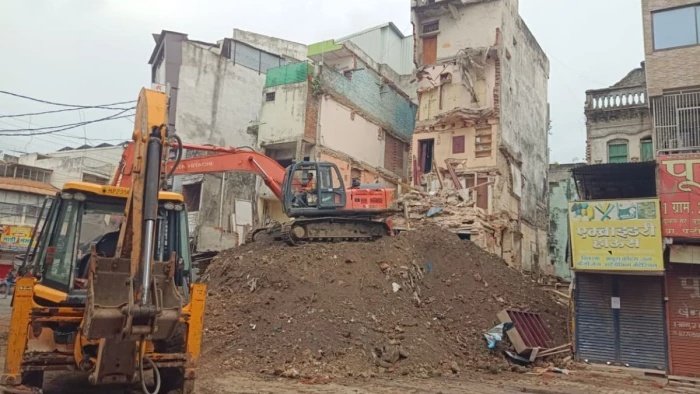 क्या गिरेगा चार मंजिला जर्जर भवन? नगर निगम की मशीनों के सामने खड़ी है बड़ी चुनौती