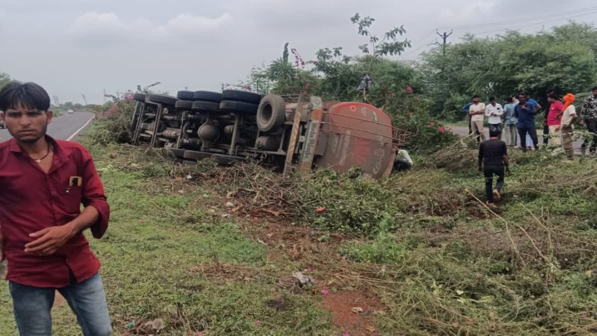 सड़क हादसे के बाद डीजल लूटने पहुंचे लोग, पुलिस ने खदेड़ा; जांच के घेरे में बिना रजिस्ट्रेशन का टैंकर