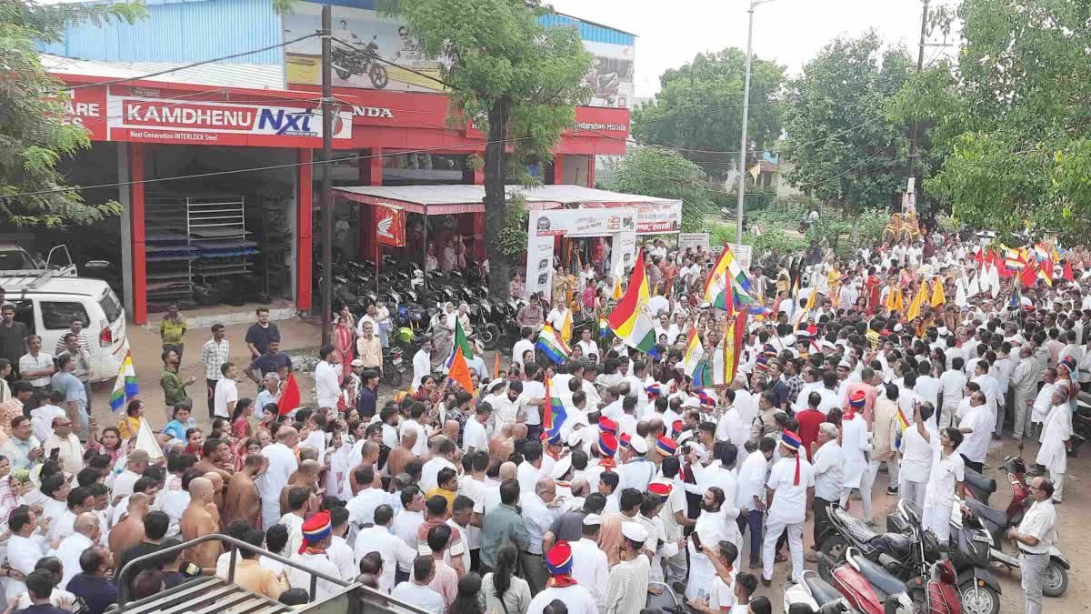 नर्मदापुरम में आचार्य श्री समय सागर महाराज की अगवानी; 19 मुनियों के साथ किया प्रवेश, भोपाल में होगा चातुर्मास