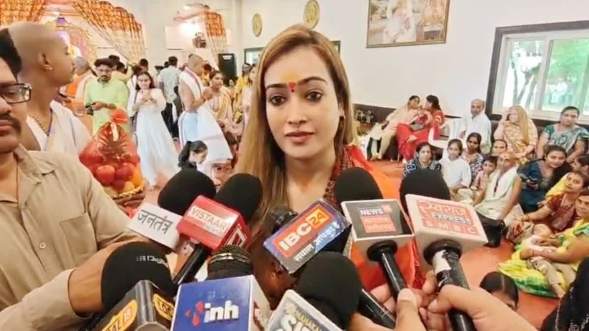 साध्वी हर्षानंद गिरी ने देश के बड़े आश्रमों की गतिविधियों पर उठाए सवाल, कहा- कोई संत ले सुरक्षा की गारंटी तो वहीं रहूंगी