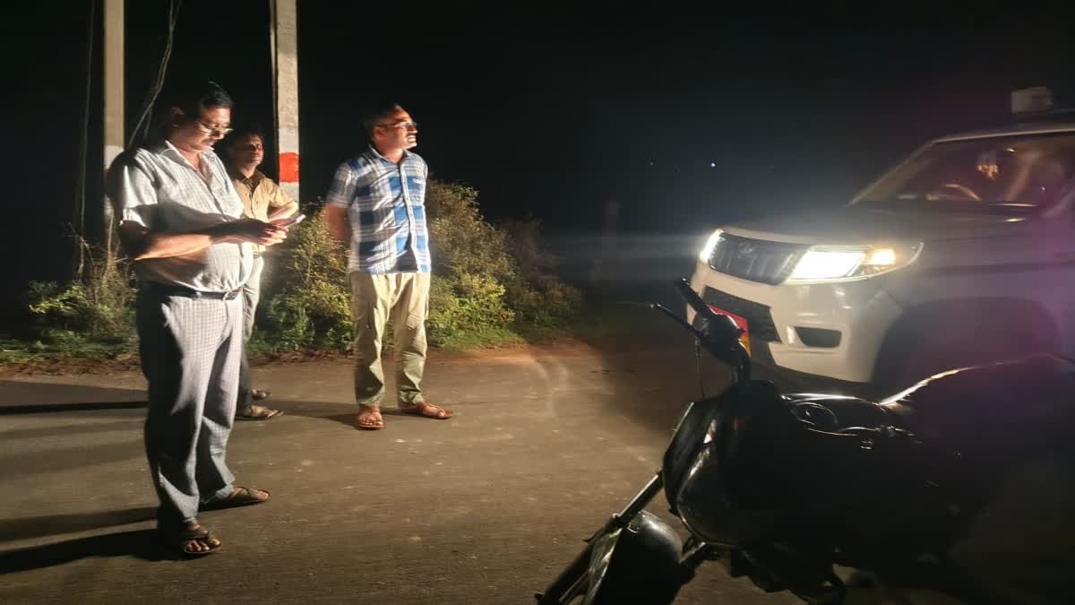 समय पर एंबुलेंस न मिलने से आदिवासी महिला की पीड़ा; बारिश में खुले आसमान के नीचे दिया बच्चे को जन्म