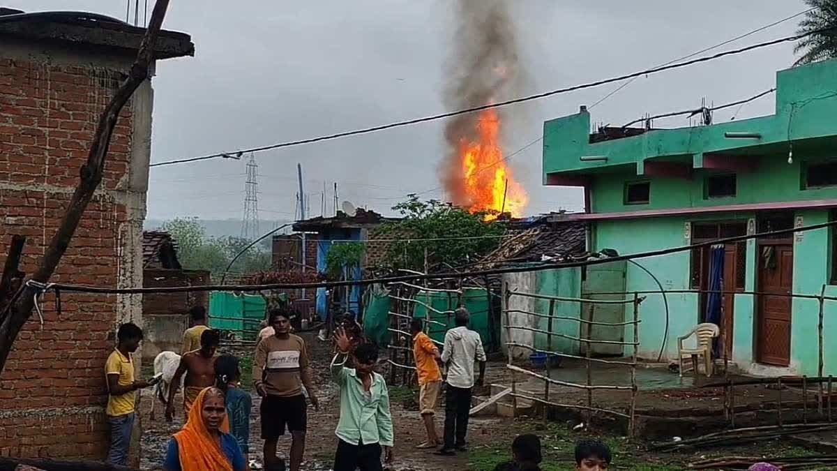 जरुवाखेड़ा में गैस सिलेंडर फटने से लगी भीषण आग; घर का सामान जलकर राख, बड़ा हादसा टला