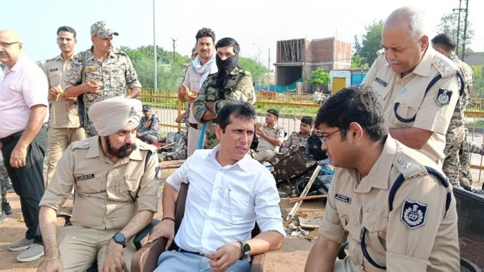 दतिया उपचुनाव में टिकट बंटवारे को लेकर सड़कों पर उतरे कार्यकर्ता; पुलिस ने छोड़े आंसू गैस के गोले